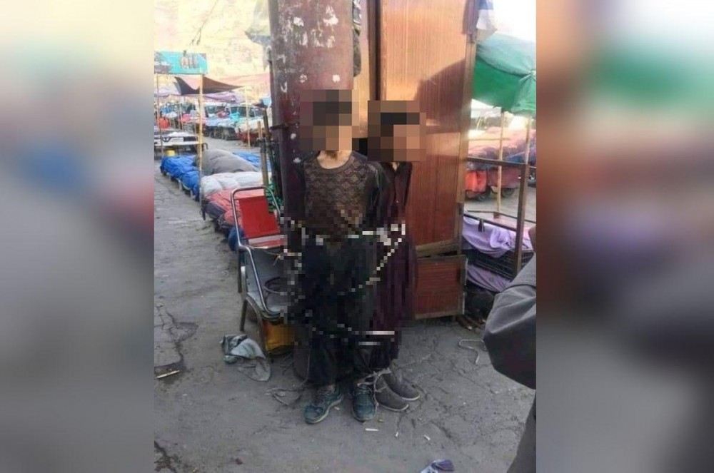 FOTO // Doi copii afgani, înfometați, au fost legați de un stâlp de talibani după ce au fost prinși furând pâine de la o brutărie